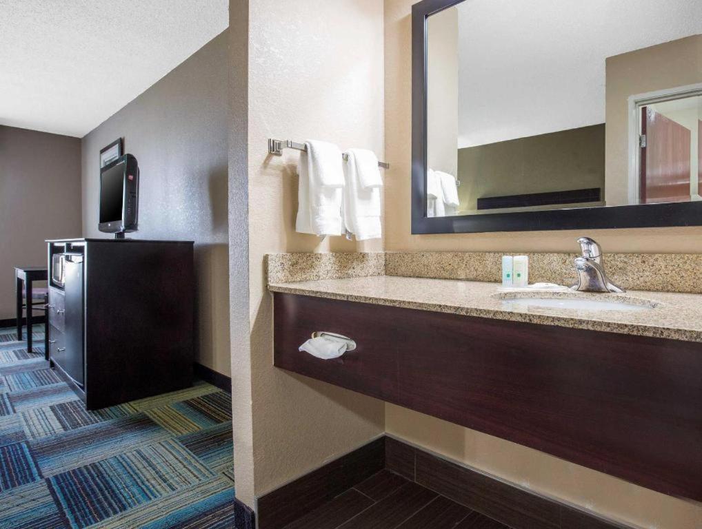 Quality Inn & Suites Arnold - St Louis ภายนอก รูปภาพ